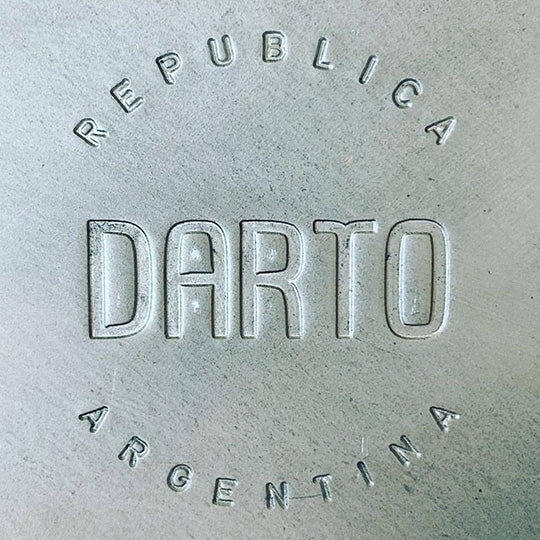 A close-up of a metallic surface with embossed text reading 'REPUBLICA DARTO ARGENTINA' arranged in a circular layout.